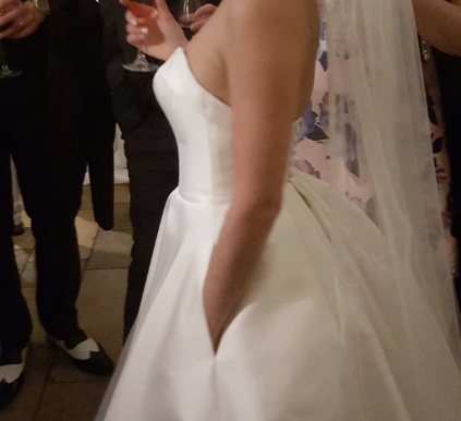 Strapless νυφικό με τσέπες στις πλαϊνές ραφές, με σχεδιάστρια τη Suzanne Neville. Source: weddingideasmag.com