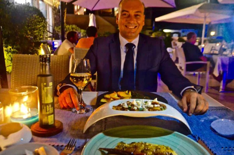 Ο Σπύρος Ιωαννίδης (διευθυντής του Corfu Palma Boutique Hotel) απολαμβάνει το δείπνο του, στο εστιατόριο του ξενοδοχείου